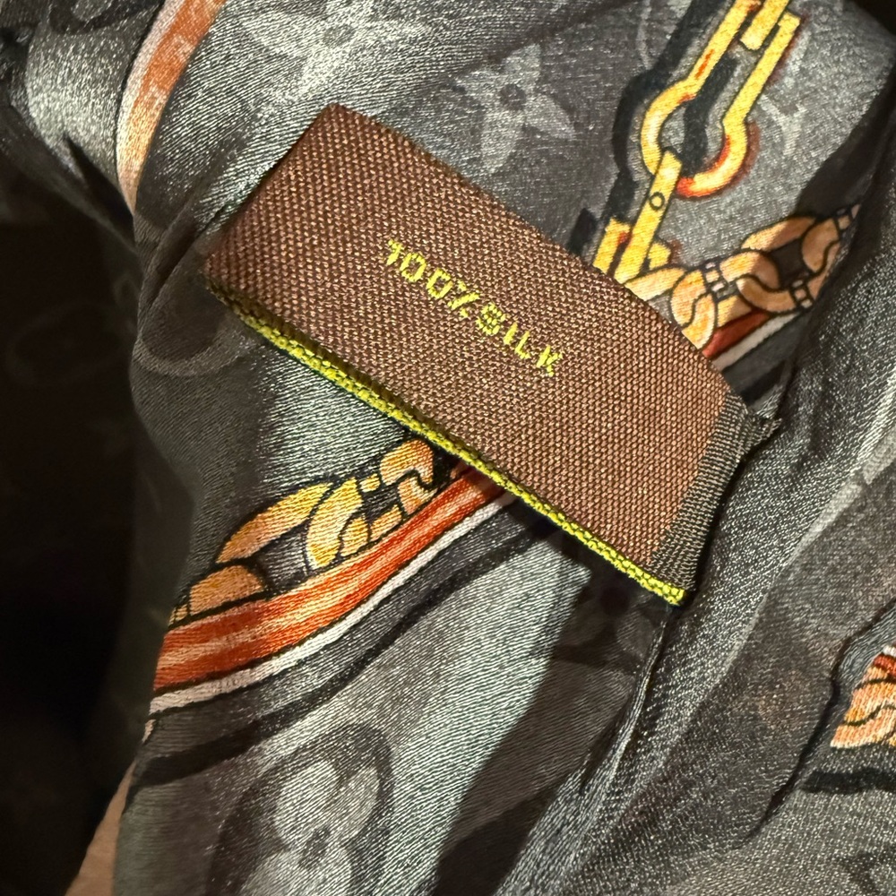 Louis Vuitton extra large Silk ,Gray and Orange Monogram Scarf,New - Picture 4 of 5